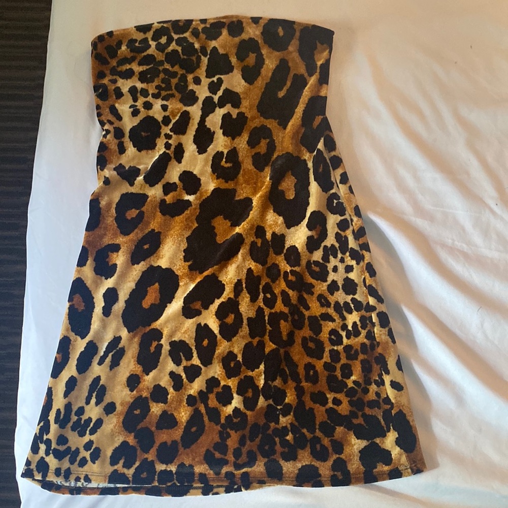 I am selling a h&m beautiful cheetah dress . It is a size medium .